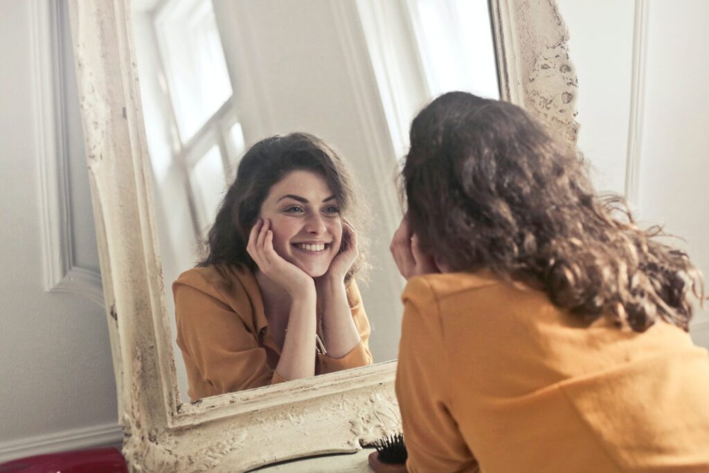 Donna felice allo specchio