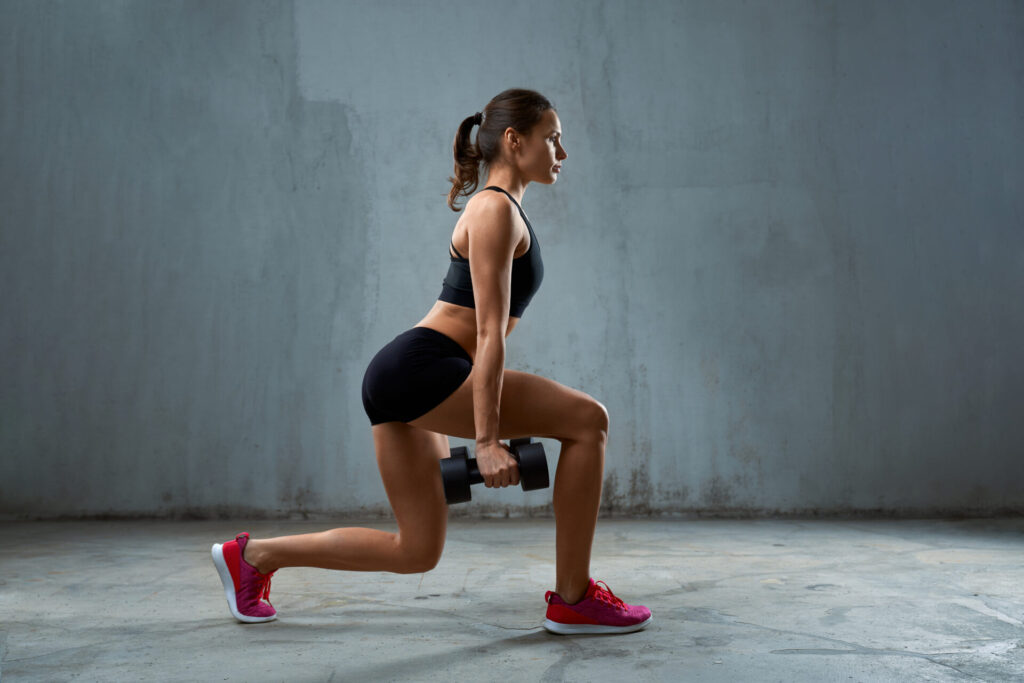 Esercizio di affondo per potenziare i muscoli dell'articolazione del ginocchio.