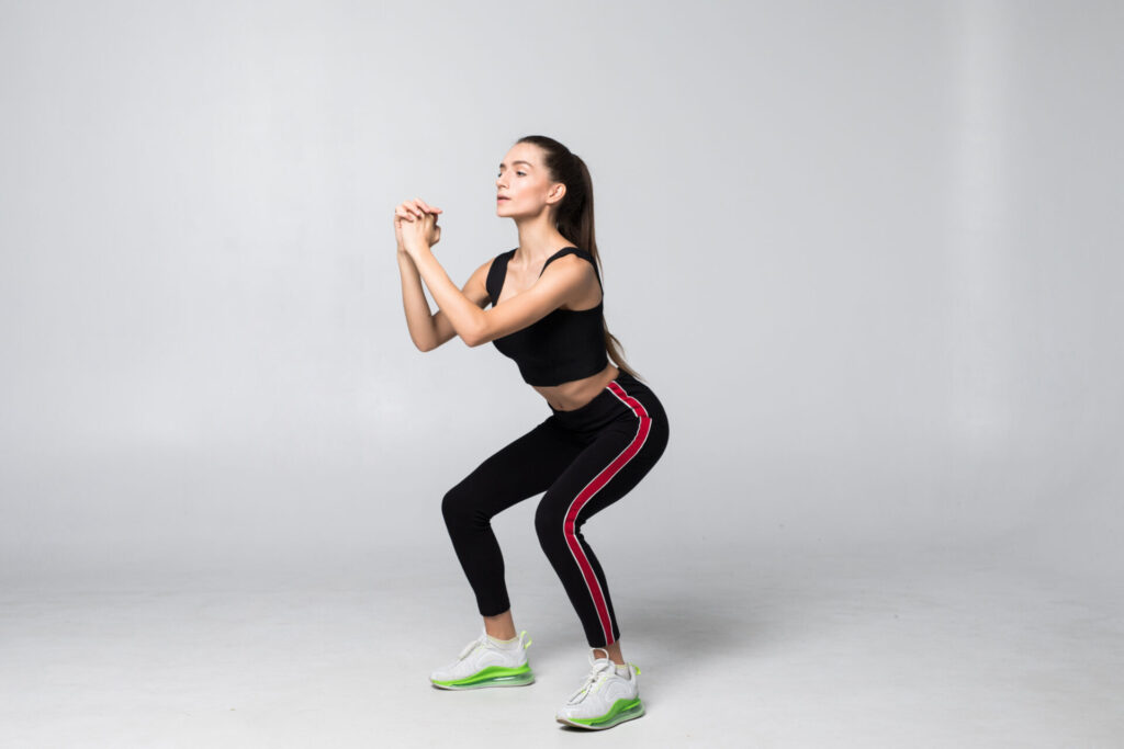 Esercizio di squat per rinforzare l'articolazione del ginocchio.