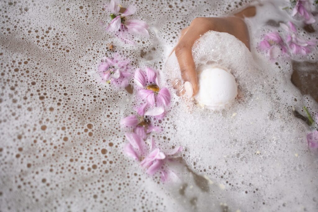 Il sale rosa dell'Himalaya può essere usato in un bagno caldo per rilassare i muscoli e mantenere una pelle sana. 