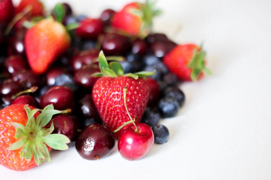 Cibi da evitare per la cellulite: i frutti di bosco sono da inserire nella dieta.