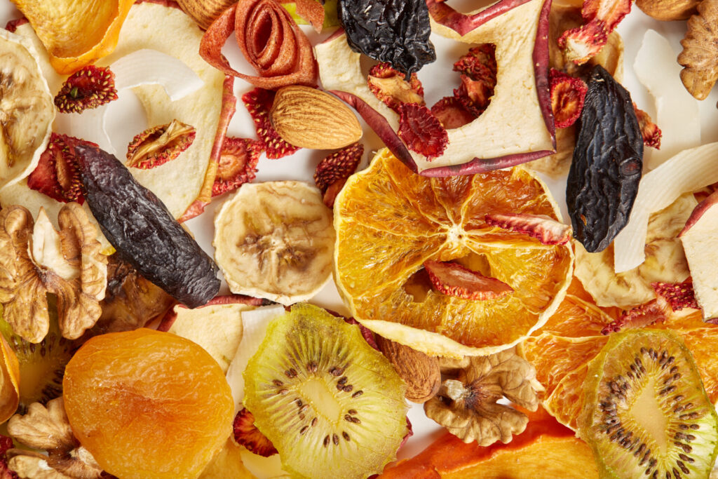 Vasta varietà di frutta disidratata.